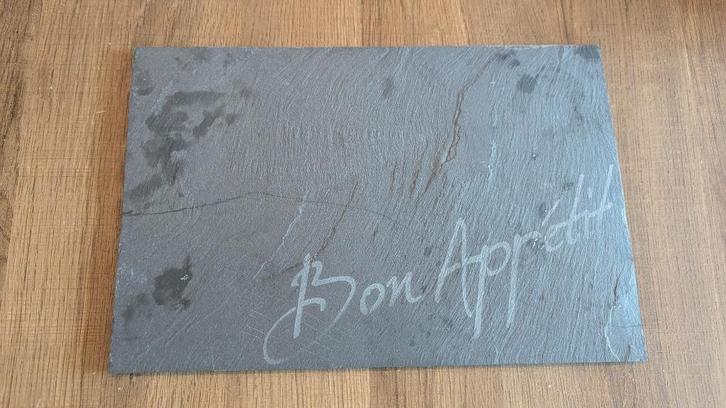 Stenen serveerplank met tekst "Bon Appétit" – serveerbord, Huis en Inrichting, Keuken | Keukenbenodigdheden, Gebruikt, Ophalen of Verzenden