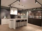 Grote leef keuken met kasten wand en eiland.  9 apparaten, Ophalen, Wit, Met kookeiland, Nieuw