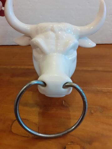 Mooie porseleinen stierenkop met metalen (handdoek)ring beschikbaar voor biedingen