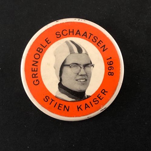 Button Grenoble 1968 Schaatsen Stien Kaiser, Verzamelen, Speldjes, Pins en Buttons, Gebruikt, Button, Sport, Ophalen of Verzenden