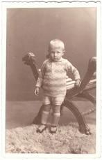 Foto - Kind Jongen Stoel Kleed Bont, Ophalen of Verzenden, Gebruikt, Kind, Foto