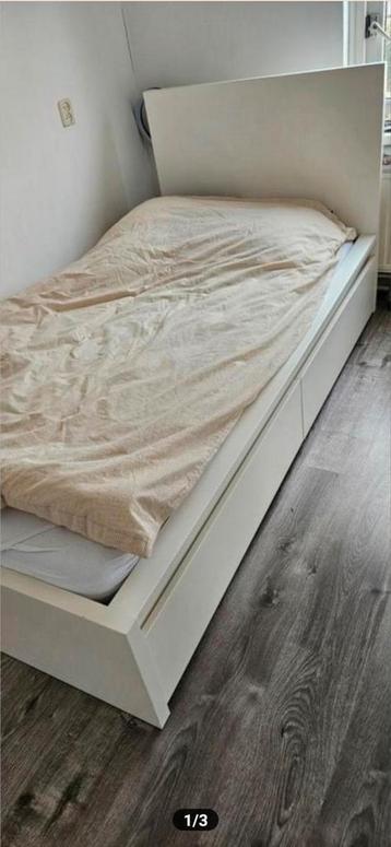 Bed met 2 lades zo goed als nieuw beschikbaar voor biedingen