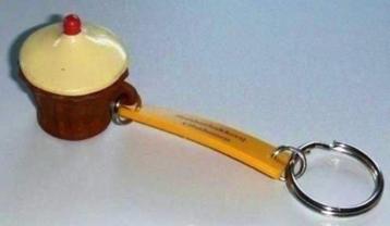 Sleutelhanger met taartje beschikbaar voor biedingen
