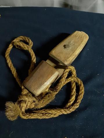 Antieke Houten Katrol met Touw beschikbaar voor biedingen