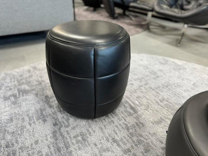 Nieuw Design on Stock Barrell 45 Poef Cera Caviar Hocker, Huis en Inrichting, Banken | Voetenbanken en Poefen, Nieuw, Rond, Ophalen of Verzenden