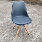 Nette eetkamerstoel grijs en houten poten., Ophalen of Verzenden, Zo goed als nieuw, Grijs, Vijf, Zes of meer stoelen