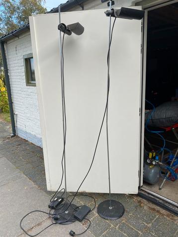Twee Stijlvolle Vloerlampen beschikbaar voor biedingen