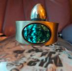 Mat zilver met smaragd groene steen armband.
De armband heb, Ophalen of Verzenden