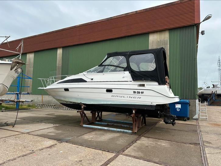 Nette Bayliner 2651 sunbridge, Watersport en Boten, Speedboten, Gebruikt, 6 meter of meer, Benzine, 200 pk of meer, Polyester
