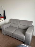Grijze 2-zits bank in goede staat, Huis en Inrichting, Banken | Bankstellen, Ophalen, Tweepersoons, Zo goed als nieuw, Rechte bank