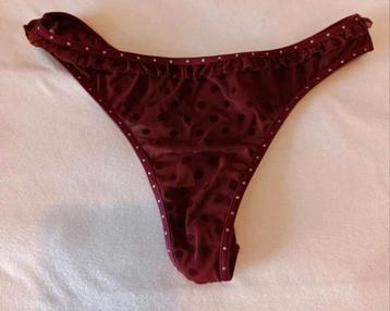 Mooie luxe rode string met kant Marlies Dekkers maat M beschikbaar voor biedingen