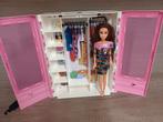 Barbie Kleding kast met barbiepop, Ophalen of Verzenden, Zo goed als nieuw, Kleertjes