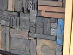 Lijst met Collage van houten drukletters, Antiek en Kunst, Ophalen of Verzenden