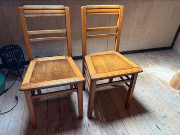 Twee sfeervolle antieke stoeltjes beschikbaar voor biedingen