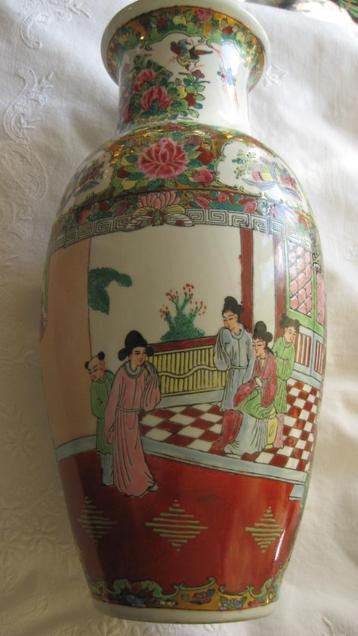 Chinese vaas Family Rose met fijne decoraties  beschikbaar voor biedingen