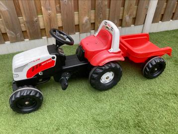 Traptraktor met aanhanger beschikbaar voor biedingen