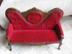 Vintage Miniatuur Victoriaanse Stijl Bank - Rood 13.5 x 9 cm, Verzamelen, Poppenhuizen en Toebehoren, Verzenden, Gebruikt, Decoratie