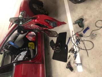 tesla model s deur klink reparatie.  beschikbaar voor biedingen