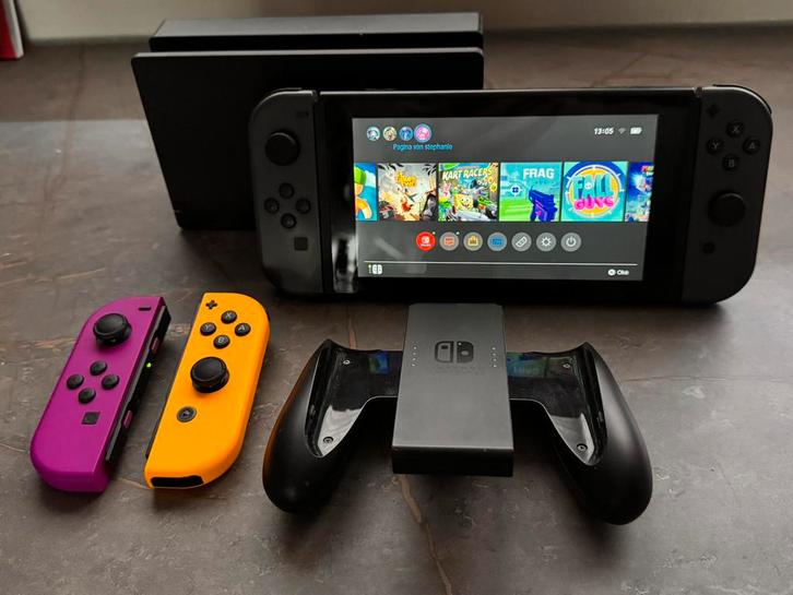 Nintendo Switch met extra controllers aangeboden, Spelcomputers en Games, Spelcomputers | Nintendo Switch, Zo goed als nieuw, Switch Original