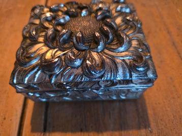 Japans verzilverd sieradendoosje beschikbaar voor biedingen