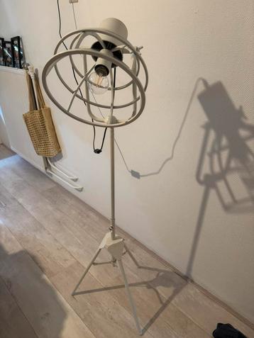 Vloerlamp staande lamp beschikbaar voor biedingen