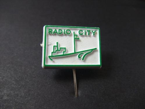 Radio City Britse zeezender jaren 60, speldje, Verzamelen, Speldjes, Pins en Buttons, Gebruikt, Ophalen of Verzenden