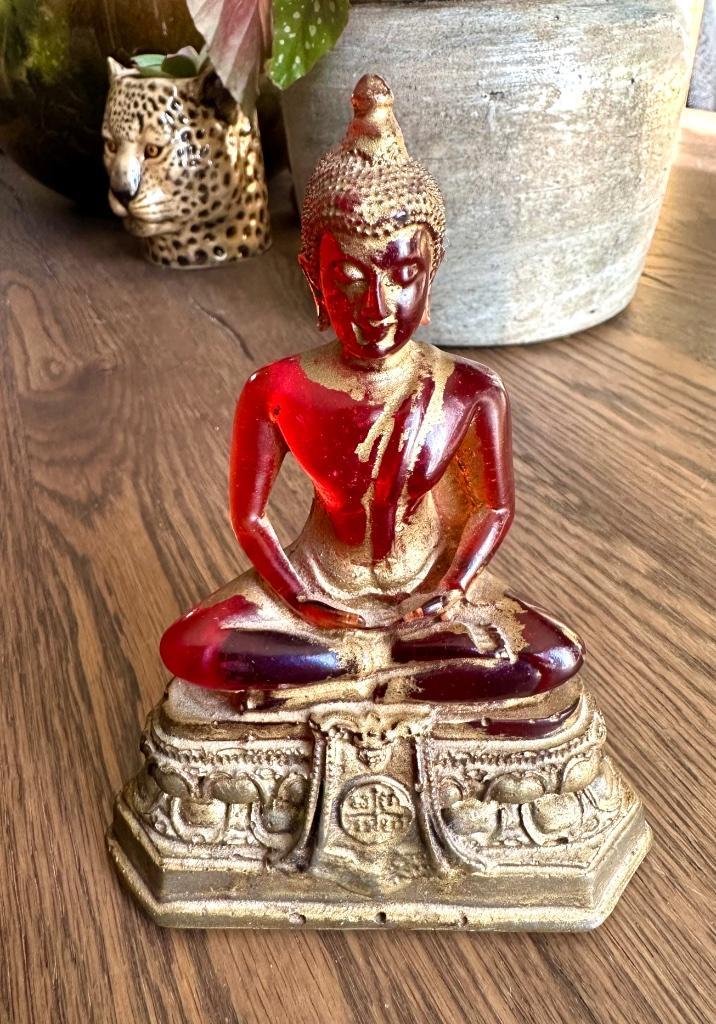 Boeddha Beeldje glas rood goud religie vintage beeld hars, Antiek en Kunst, Curiosa en Brocante, Verzenden