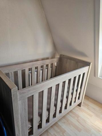 Complete babykamer ledikant, commode en kledingkast beschikbaar voor biedingen