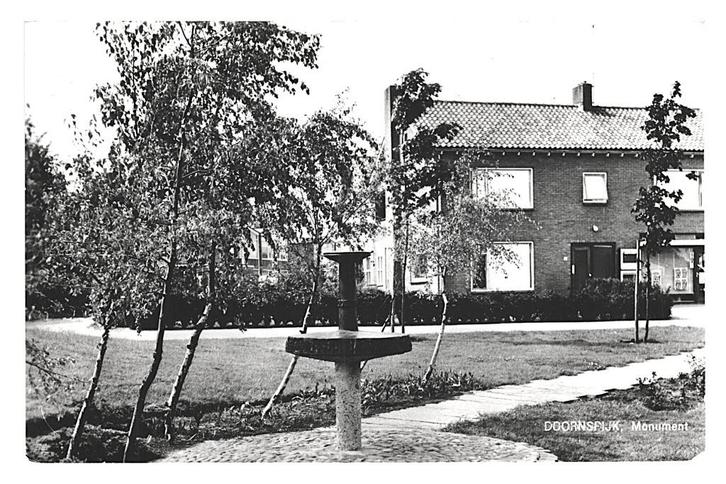 977684 Doornspijk Gld 1966 Monument Nette oude kaart Niet ge, Verzamelen, Ansichtkaarten | Nederland, Ongelopen, Gelderland, 1960 tot 1980