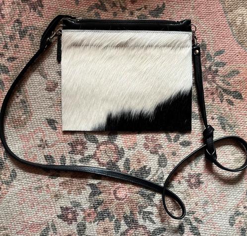 Zwart leren tasje met vacht v LOES, Sieraden, Tassen en Uiterlijk, Tassen | Schoudertassen, Zo goed als nieuw, Zwart, Leer, Ophalen of Verzenden