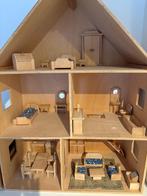 Houten poppenhuis met inrichting, Ophalen, Zo goed als nieuw