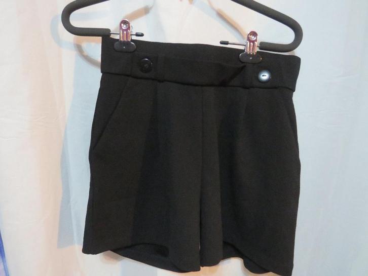 Zwarte korte broek GEGGO mt M JDY, Kleding | Dames, Broeken en Pantalons, Gedragen, Maat 38/40 (M), Zwart, Kort, Ophalen of Verzenden