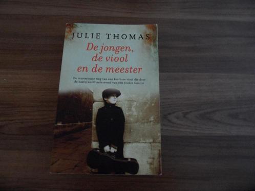De jongen, de viool en de meester- Julie Thomas, Boeken, Historische romans, Gelezen, Ophalen of Verzenden