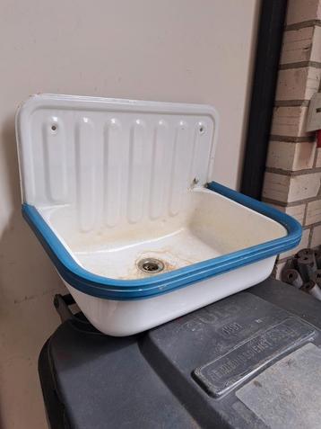 uitstortgootsteen met stootrand, wasbak, bijkeuken, garage. beschikbaar voor biedingen