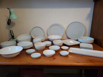 Verzameling wit servies porselein. € 35,= beschikbaar voor biedingen