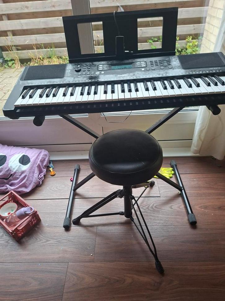 Yamaha PSR-E373 Keyboard + Standaard & Kruk, Muziek en Instrumenten, Keyboards, Gebruikt, 61 toetsen, Yamaha, Aanslaggevoelig