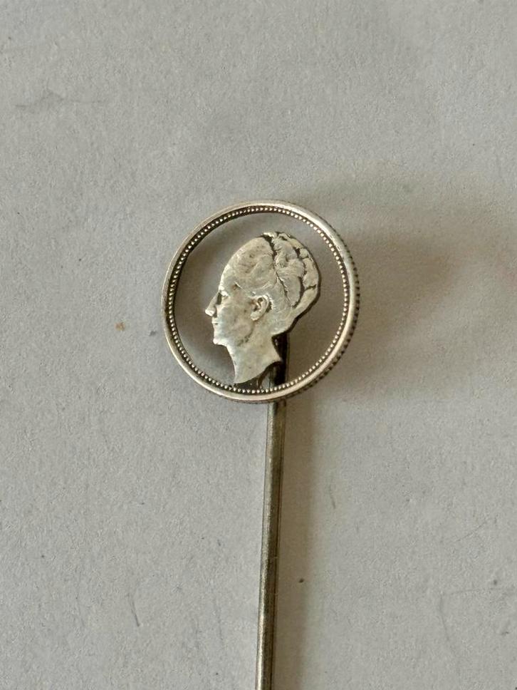 Uitgezaagd Wilhemina dubbeltje * Stil Verzet 1940-1945, Verzamelen, Militaria | Tweede Wereldoorlog, Overige soorten, Embleem of Badge