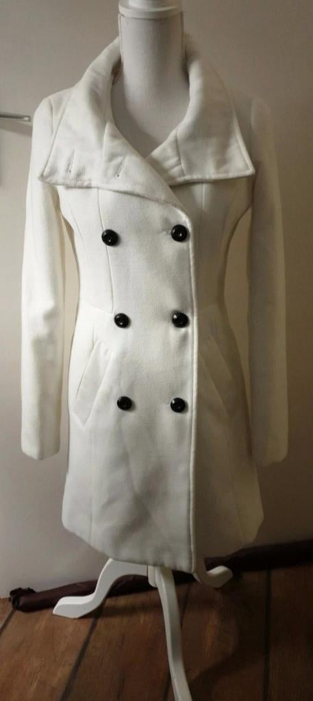 Witte jas met zwarte knopen - Maat M, Kleding | Dames, Jassen | Zomer, Wit, Zo goed als nieuw, Maat 36 (S), Bershka