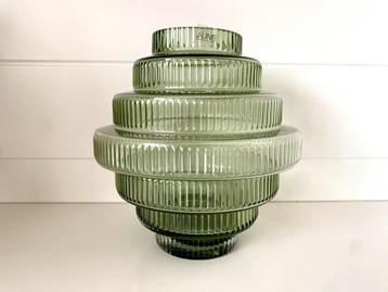 Groene J-Line decoratieve vaas beschikbaar voor biedingen