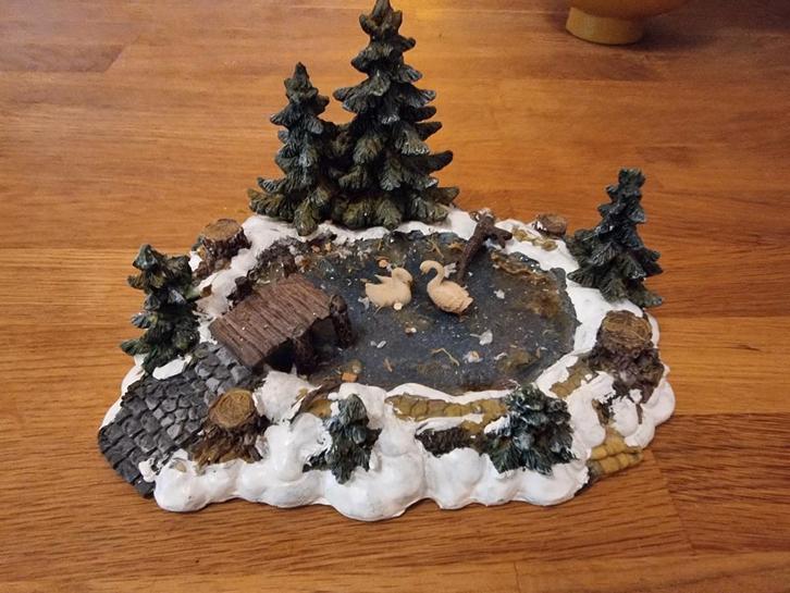 Lemax Pine Point Pond - Snow Village Collectie, Diversen, Kerst, Ophalen of Verzenden
