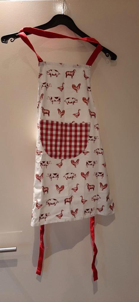 Kinderschort Clayre en eef rood, Huis en Inrichting, Keuken | Textiel, Zo goed als nieuw, Schort, Rood, Ophalen of Verzenden