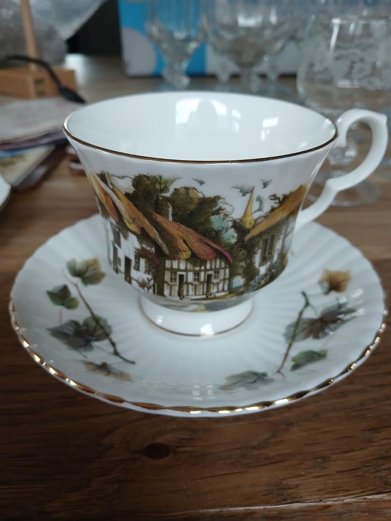 Kop en schotel royal windsor fine bonen China england, Verzamelen, Porselein, Kristal en Bestek, Ophalen, Zo goed als nieuw, Porselein