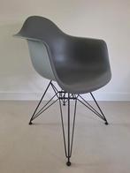 2x vitra dar donkergrijs in nieuwstaat!, Huis en Inrichting, Stoelen, Ophalen, Zo goed als nieuw, Grijs, Twee