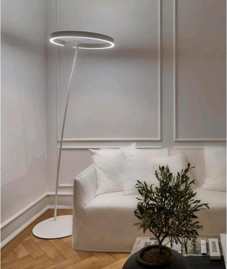 Mitto Raggio White version showmodel np € 5.080,-, Huis en Inrichting, Lampen | Vloerlampen, Zo goed als nieuw, Ophalen of Verzenden