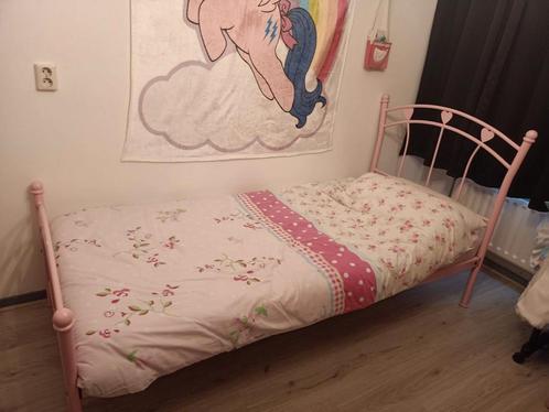 Compleet eenpersoons roze hartjes bed+matras+deken+kussen, Kinderen en Baby's, Kinderkamer | Bedden, Zo goed als nieuw, 180 cm of meer