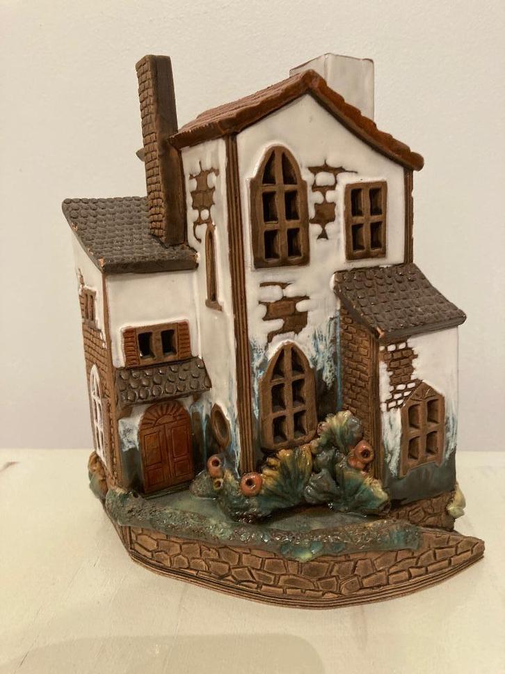 Huisje in keramiek Handmade in Lithuania Litouwen, Hobby en Vrije tijd, Modelbouw | Vliegtuigen en Helikopters, Zo goed als nieuw