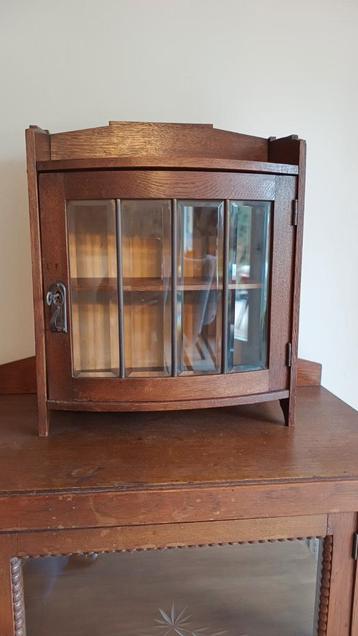 Vintage Art Deco hangkastje met prachtig geslepen glas beschikbaar voor biedingen