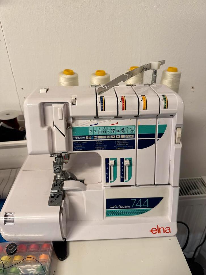 Elna 744 Lockmachine - Goed Onderhouden, Hobby en Vrije tijd, Naaimachines en Toebehoren, Zo goed als nieuw, Lockmachine, Ophalen