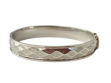 Zilveren bangle, slavenband, met ruitmotief, b 12 mm beschikbaar voor biedingen