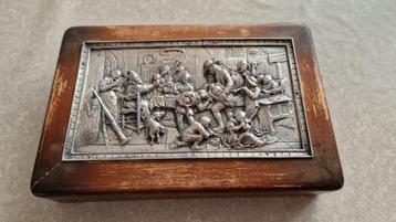 antiek houten kistje met zilverkleurige decoratie beschikbaar voor biedingen